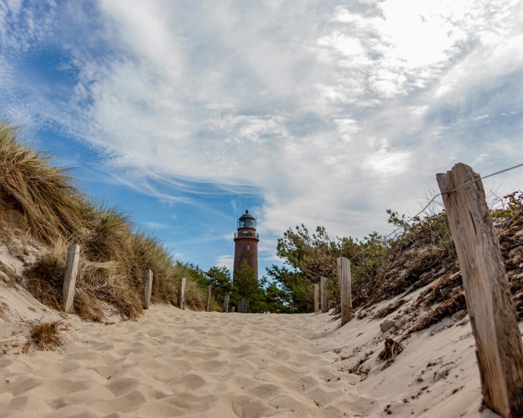 Foto von Simon BB: https://www.pexels.com/de-de/foto/strand-sand-leuchtturm-navigation-14976224/