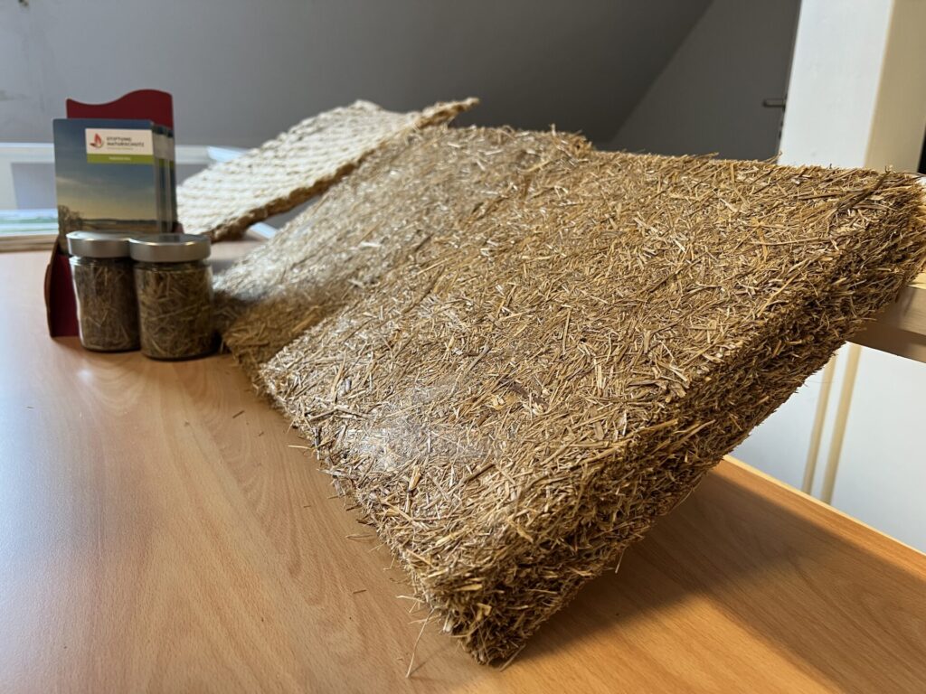 Große Dämmplatten ausgestellt auf einem Tisch.