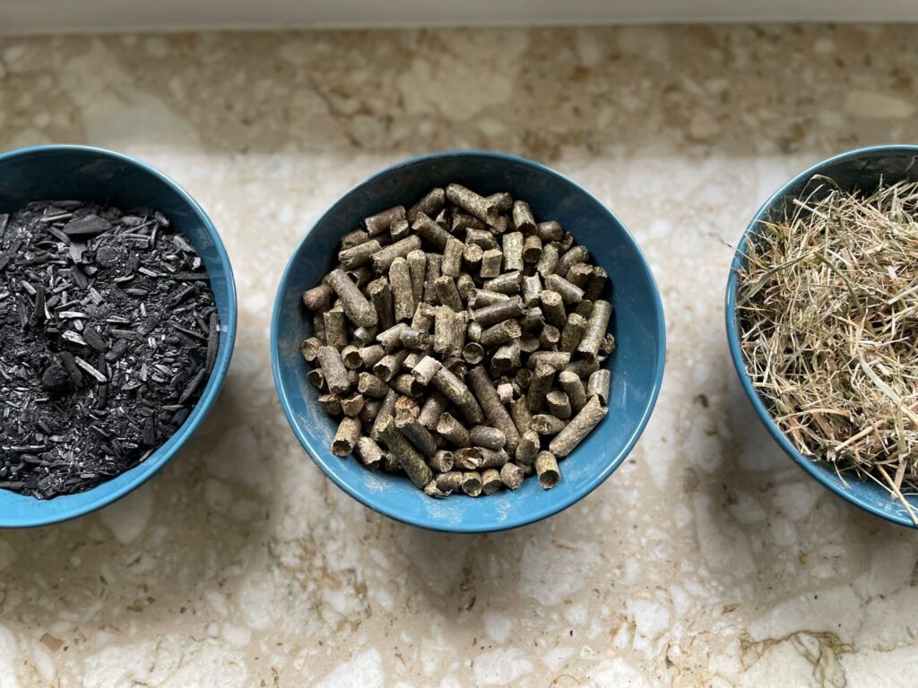 Pellets und andere Pflanzenteile in Schälchen.