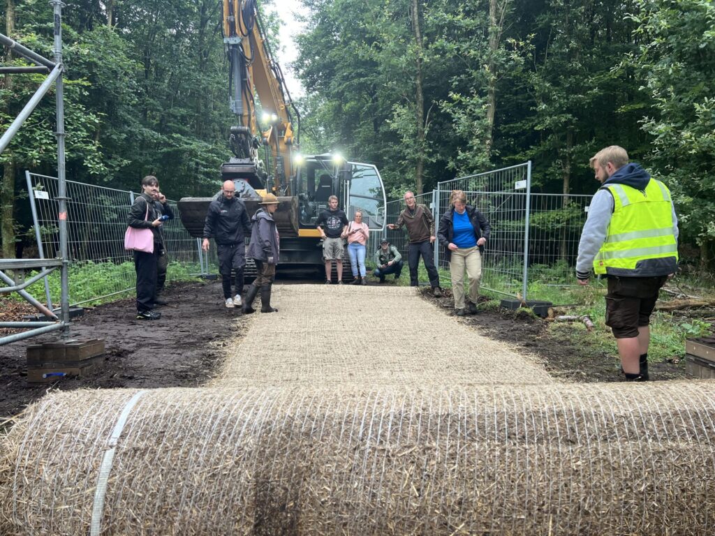 Ausrollen der Bodenschutzmatte der Klimafarm auf dem Wacken Festival