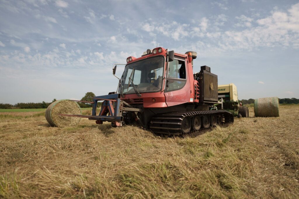 Auf der Klimafarm: Gräser im Moor werden maschinell gemäht.