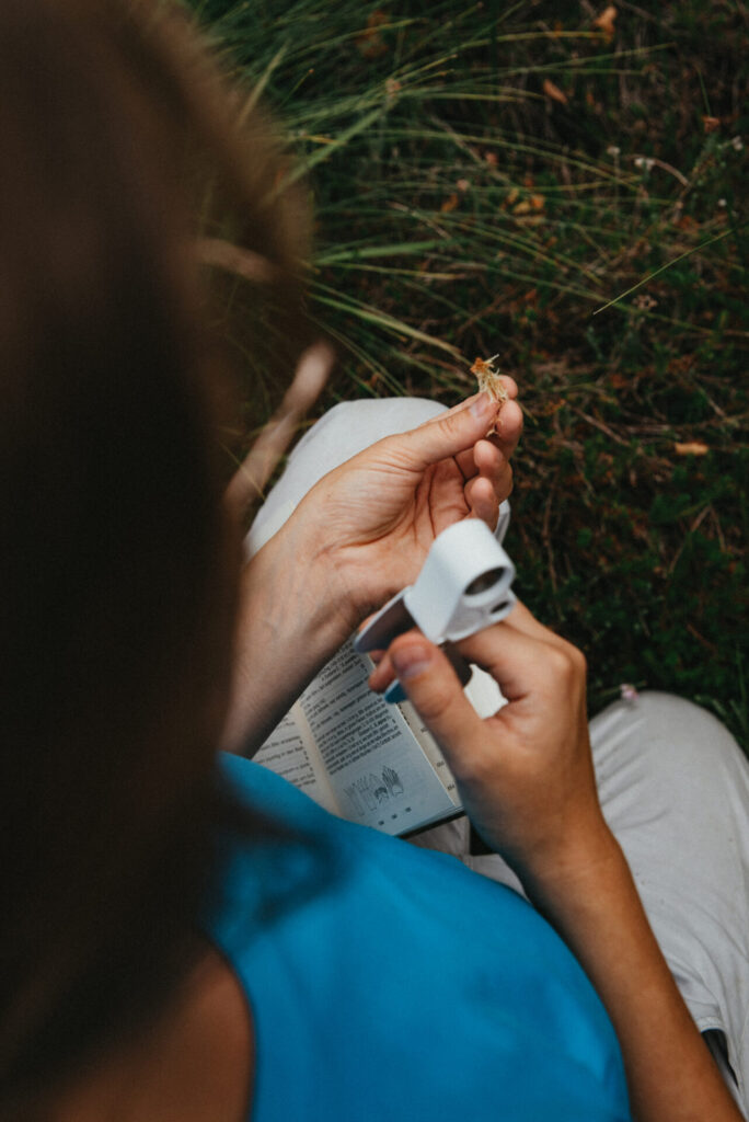 Eine Frau bestimmt eine Pflanze