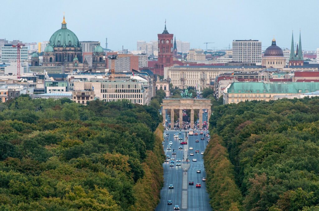 Blick auf den Tiergarten und das Brandenburger Tor