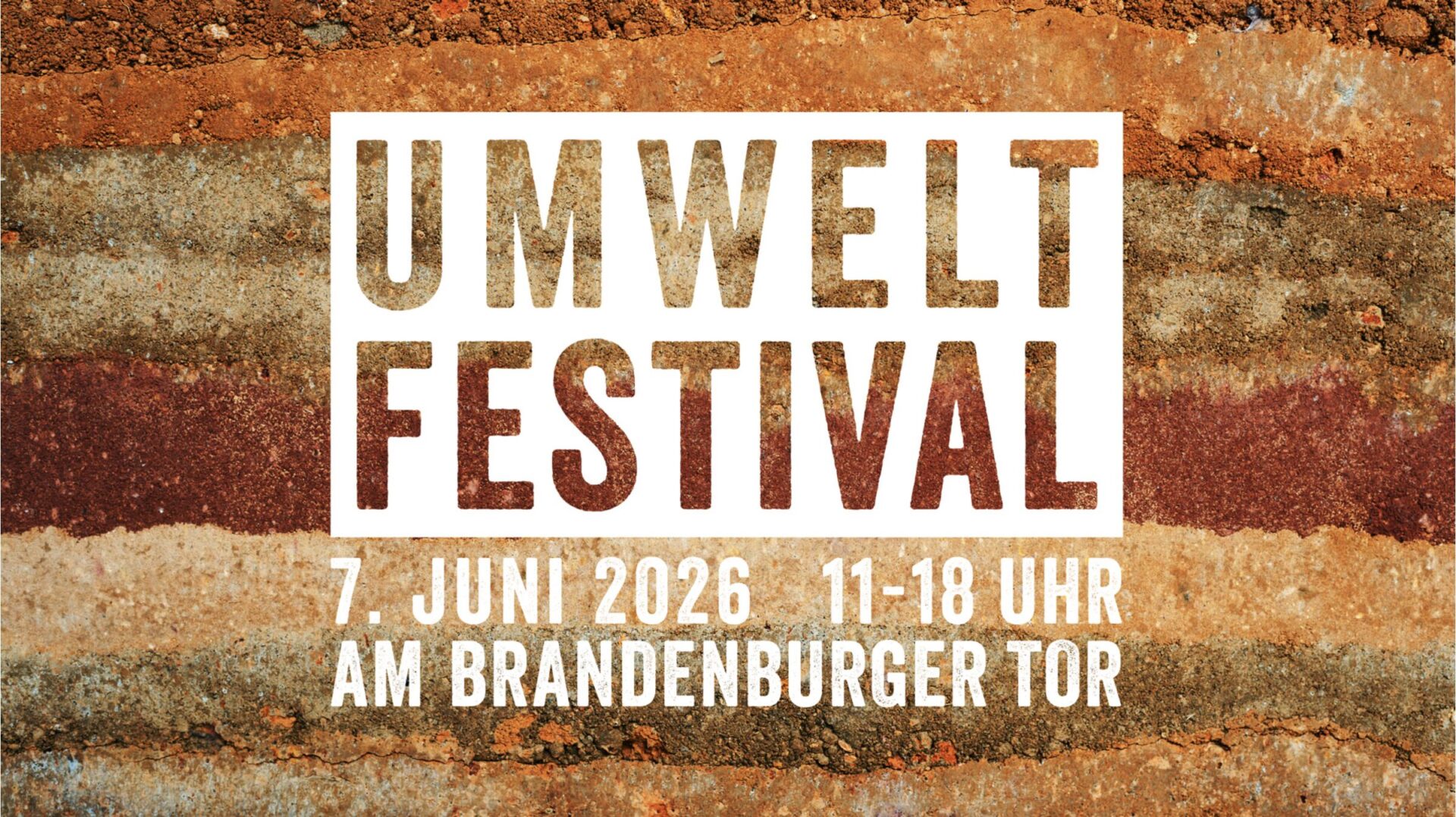 Bodenprofil mit verschiedenen Bodenschichten, darauf der Text Umweltfestival Berlin.