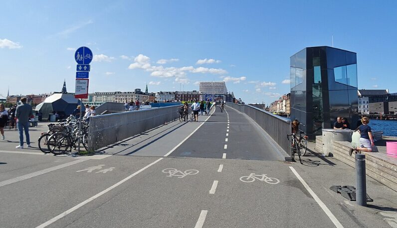 Breite Radwege in Kopenhage. Blick auf eine Brücke