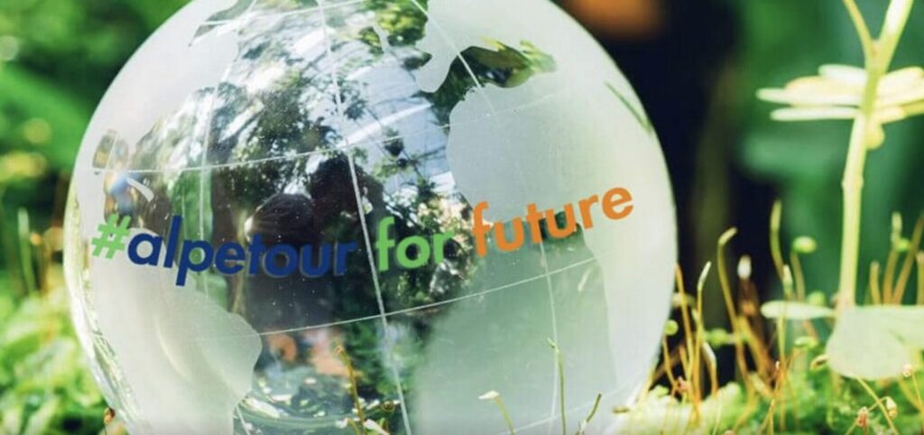 Globus im Gras. Darauf steht alpetour for future