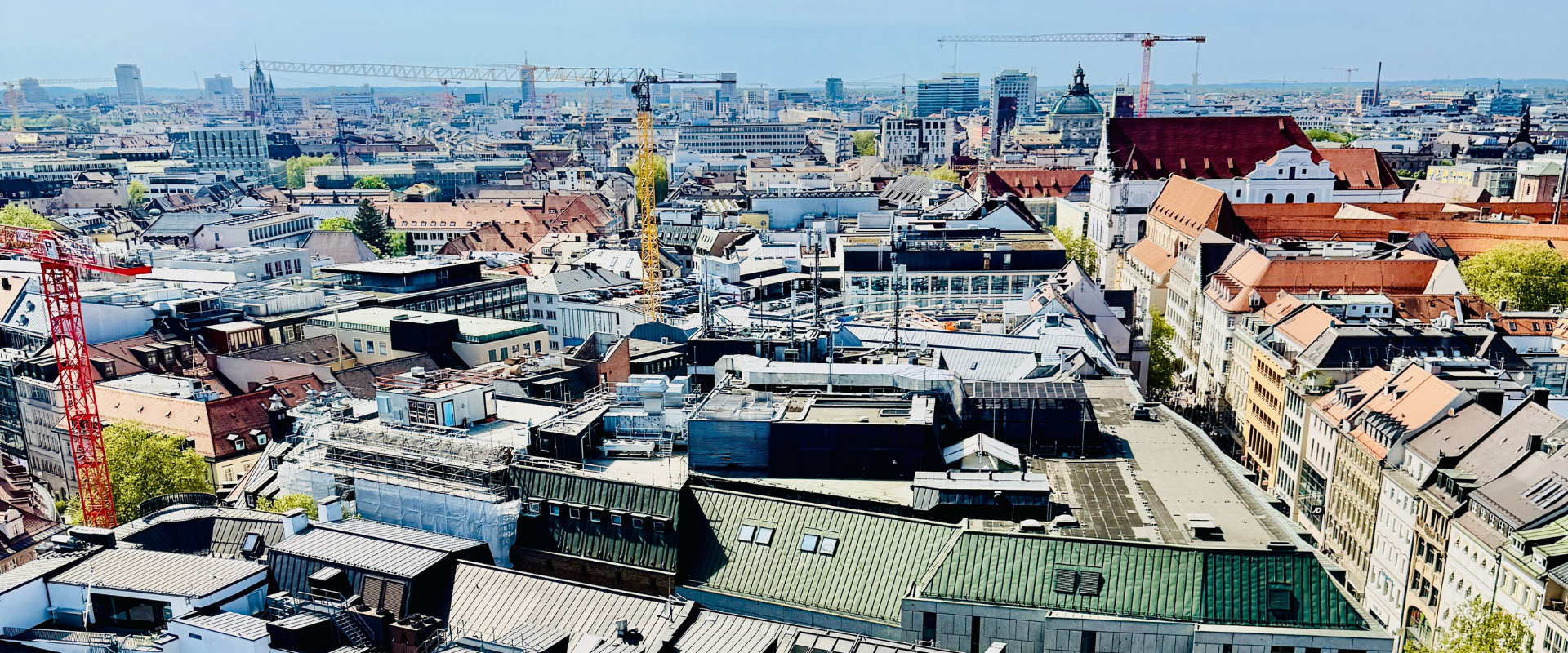 Blick von oben über die Dächer von München.